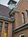 De zinken dakgoten zijn weer gerepareerd.