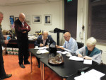 Het veilingcomitee in overleg....