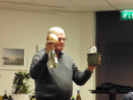 Een fles Hugo, lekker kaasje en een Amaryllis in pot